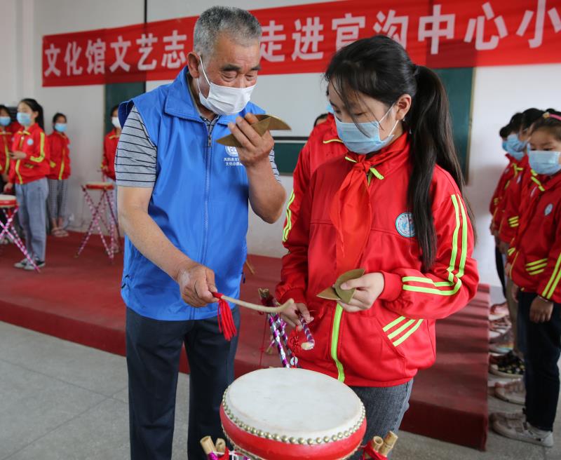 學生們學習淮河大鼓.jpg